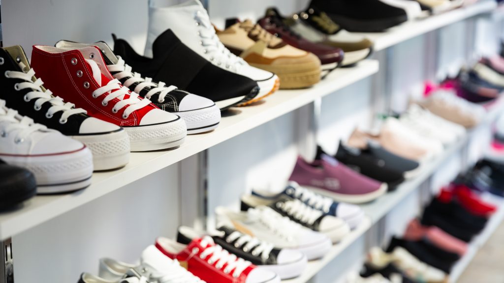 Te recomendamos cinco zapaterías en Rivas donde encontrarás desde calzado respetuoso para los peques hasta zapatos de fiesta, botas de piel o sneakers cómodas. Todas tienen algo en común: buena atención, calidad y gente que sabe lo que hace.
