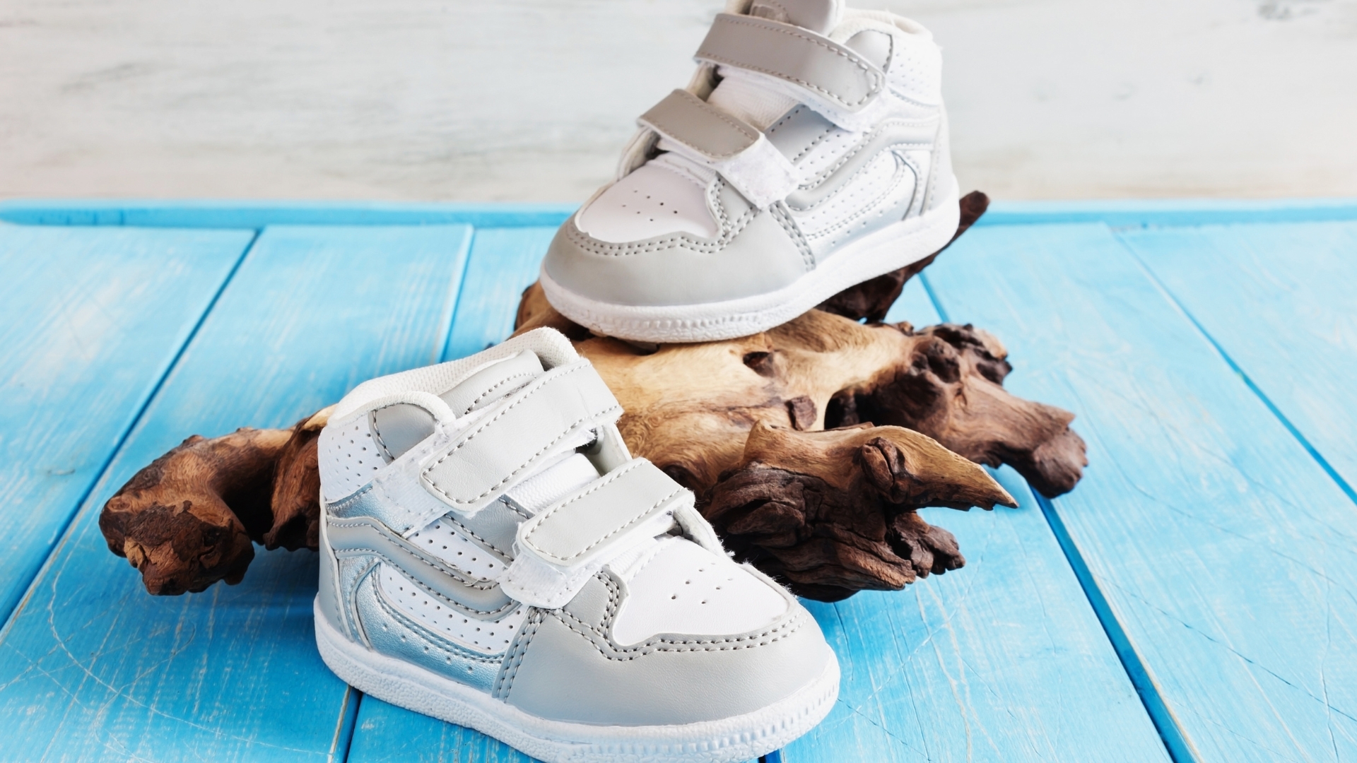 Te recomendamos cinco zapaterías en Rivas donde encontrarás desde calzado respetuoso para los peques hasta zapatos de fiesta, botas de piel o sneakers cómodas. Todas tienen algo en común: buena atención, calidad y gente que sabe lo que hace.